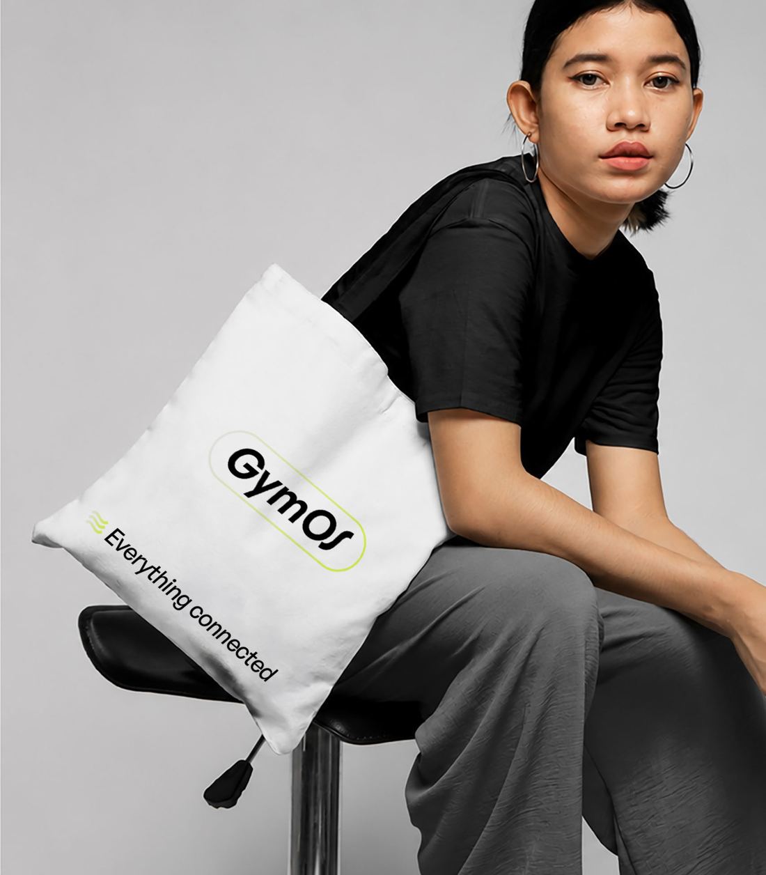 Tote bag con el logo de GymOS y el lema Everything connected